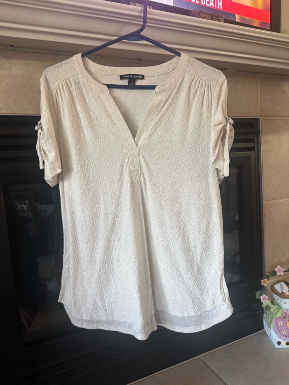 Jones New York Light Cream Textured V-Neck Short Sleeve Top